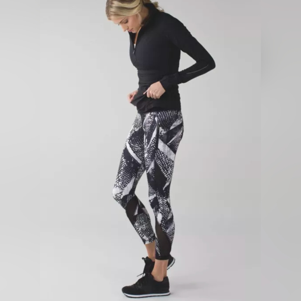 Lululemon Women Size 4 Inspire Tight Crop Printed Black White Mesh Leggi…